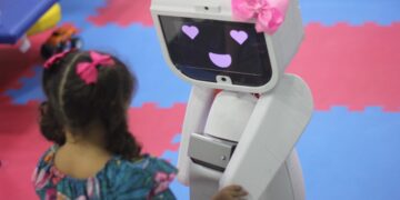 ADEFIP Poços recebe a Maria T21, robô que vai apoiar aprendizagem e desenvolvimento de crianças