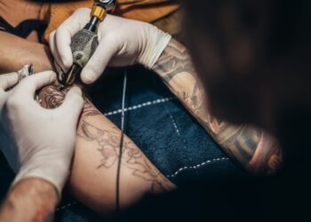 Homem é condenado por tatuar duas adolescentes sem autorização dos pais