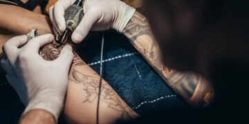 Homem é condenado por tatuar duas adolescentes sem autorização dos pais