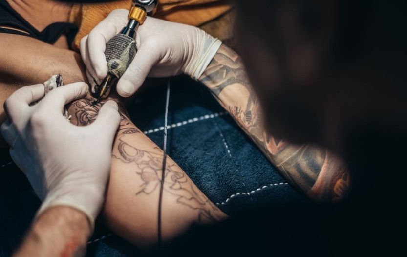 Homem é condenado por tatuar duas adolescentes sem autorização dos pais