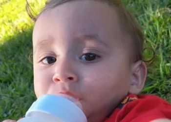 Criança de 1 ano e meio aguarda cirurgia há meses em Poços de Caldas e família faz vaquinha