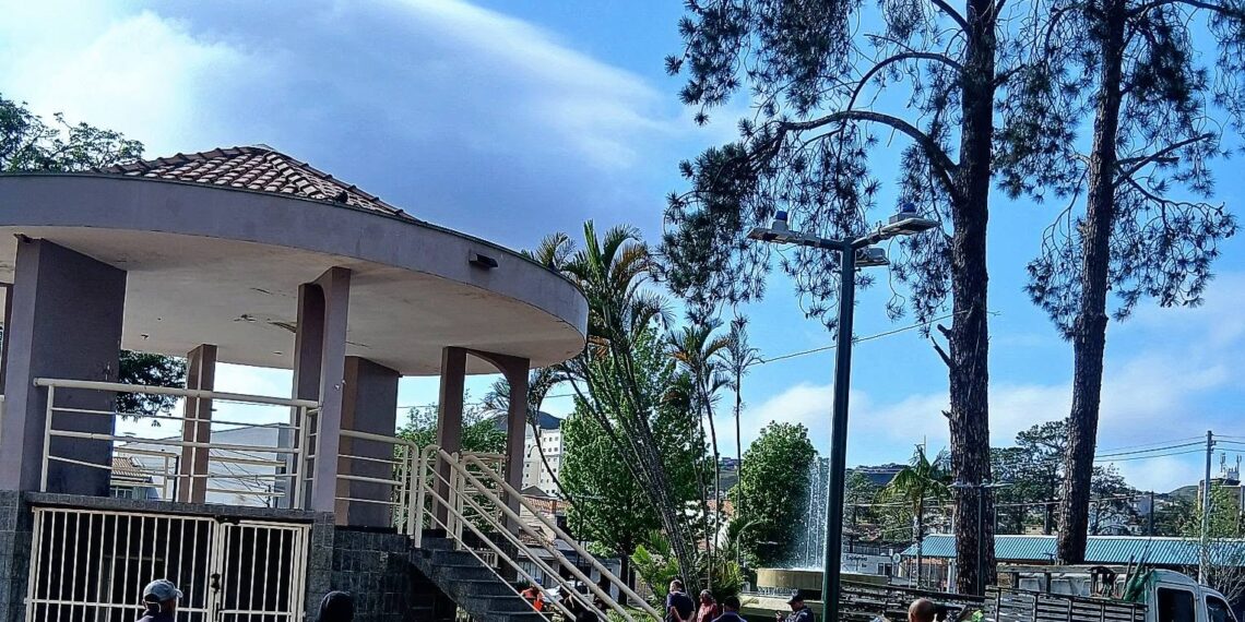 GCM realiza abordagens sociais em praça de Poços