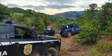 Homem é preso após atacar mulher com facão e fugir para área rural na região