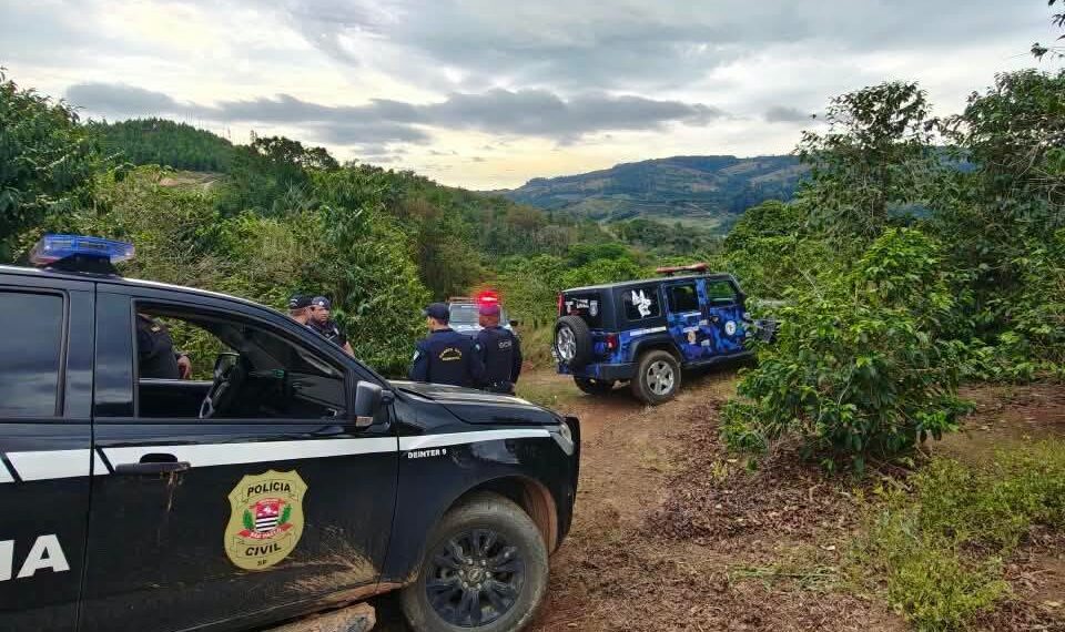 Homem é preso após atacar mulher com facão e fugir para área rural na região