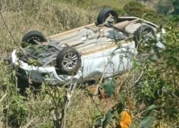 Carro capota na SP-344 e deixa mulher ferida em Divinolândia