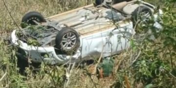 Carro capota na SP-344 e deixa mulher ferida em Divinolândia
