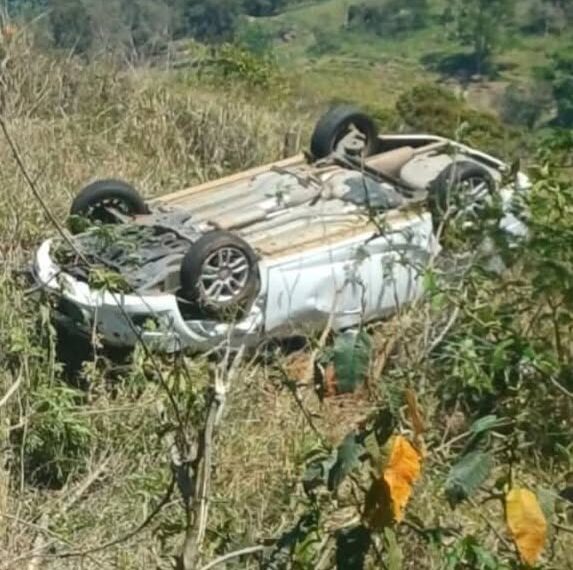 Carro capota na SP-344 e deixa mulher ferida em Divinolândia