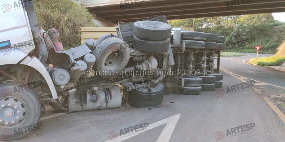 Carreta perde o freio e tomba em rodovia da região