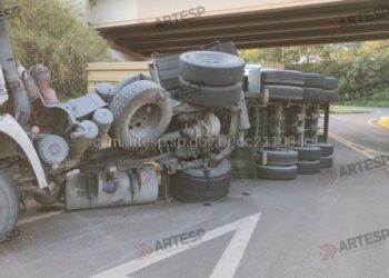 Carreta perde o freio e tomba em rodovia da região