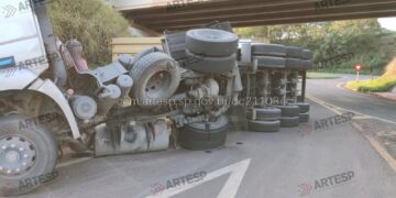 Carreta perde o freio e tomba em rodovia da região