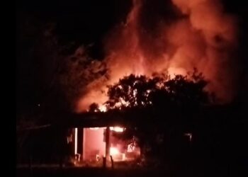 Família pede ajuda após violência doméstica e incêndio que destruiu casa