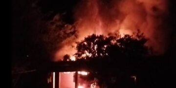 Família pede ajuda após violência doméstica e incêndio que destruiu casa
