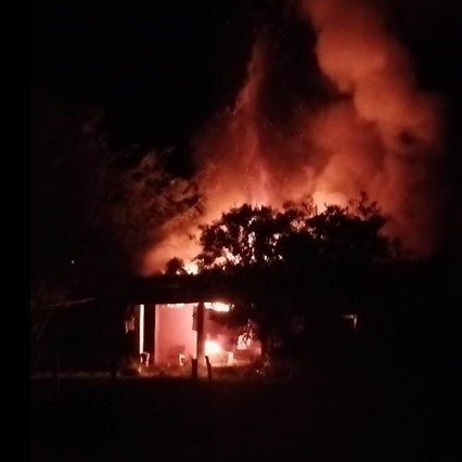 Família pede ajuda após violência doméstica e incêndio que destruiu casa