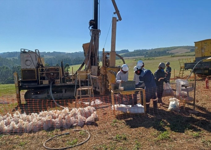 Zema fala em produzir superímãs no Brasil com minerais de terras raras