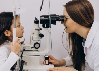 Miopia avança entre crianças e adolescentes e entidades alertam para excesso de telas