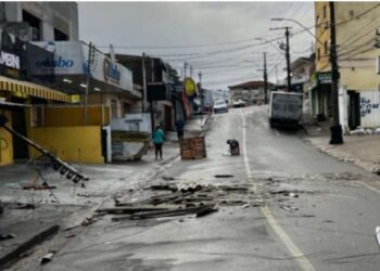 Chuva forte provoca destelhamentos e quedas de árvores em Poços de Caldas