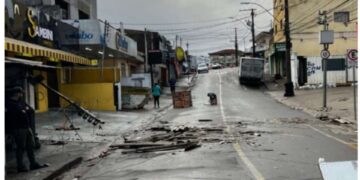 Chuva forte provoca destelhamentos e quedas de árvores em Poços de Caldas