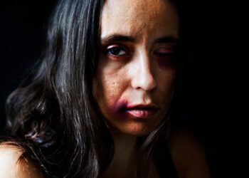 Violência faz 98% das mulheres brasileiras adotarem estratégias de proteção