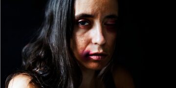 Violência faz 98% das mulheres brasileiras adotarem estratégias de proteção