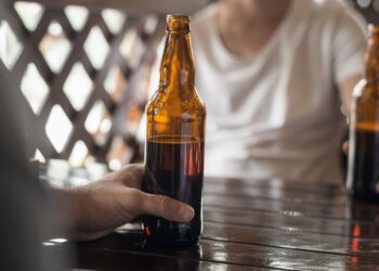 Álcool e tabaco podem causar danos à visão; entenda os riscos