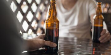Álcool e tabaco podem causar danos à visão; entenda os riscos