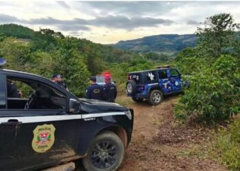 Suspeito de atacar mulher com facão é localizado após buscas em área de mata