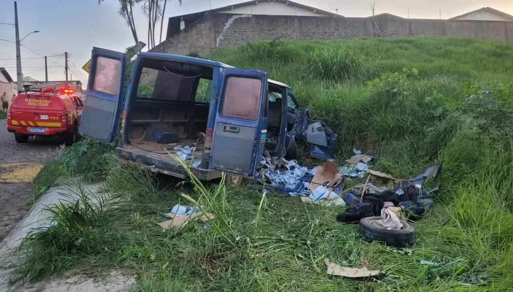 Acidente com van deixa 12 trabalhadores rurais feridos em Andradas