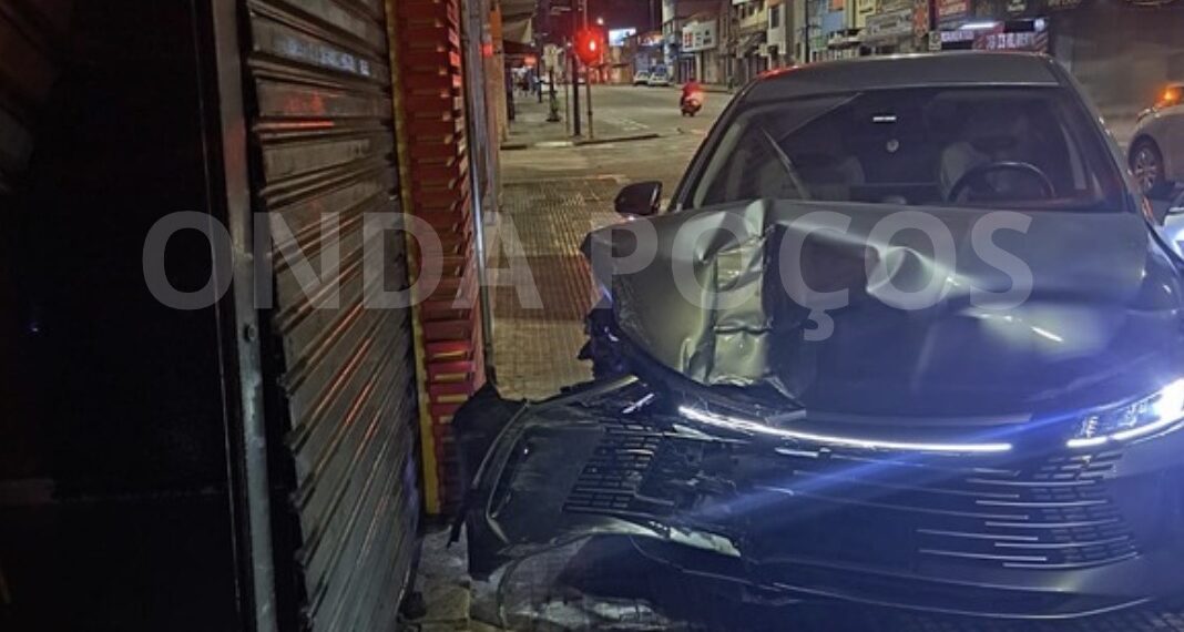 VÍDEO: Carro invade contramão e bate na fachada de comércio em Poços