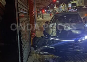 VÍDEO: Carro invade contramão e bate na fachada de comércio em Poços