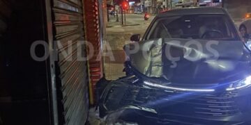 VÍDEO: Carro invade contramão e bate na fachada de comércio em Poços