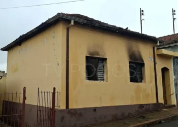 Incêndio causa danos em residência no Centro de Caldas