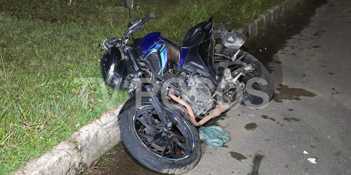 Duas pessoas ficam feridas após colisão entre moto e carro em Poços