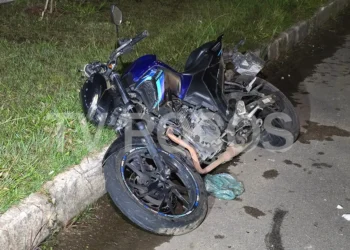 Duas pessoas ficam feridas após colisão entre moto e carro em Poços