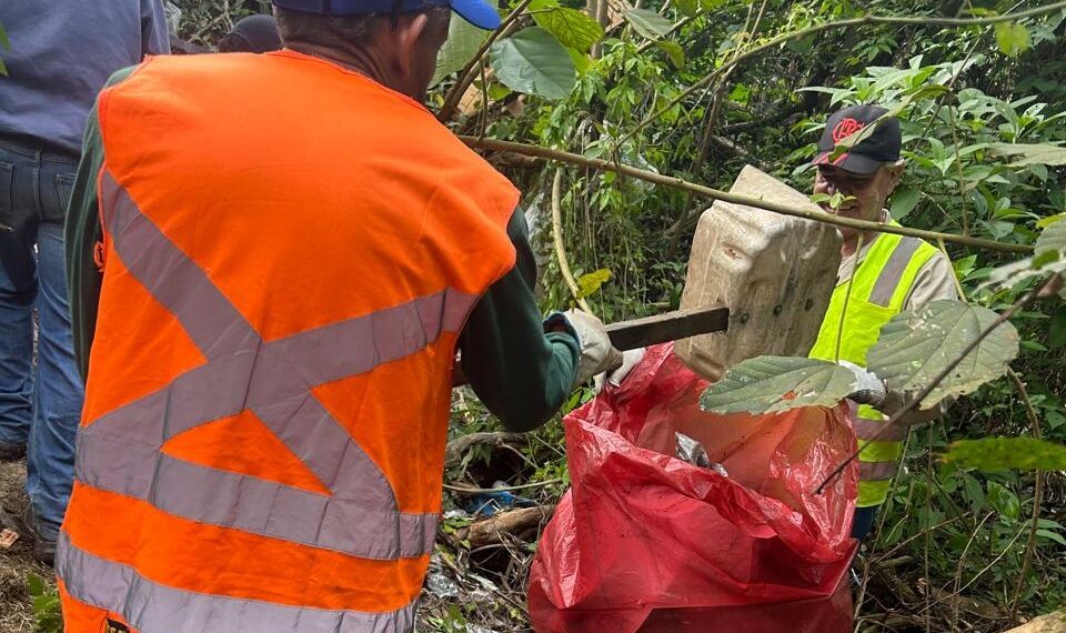 Prefeitura realiza ação integrada para limpeza de espaços públicos em Poços