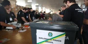 Quase 1 milhão de brasileiros no exterior poderão votar nas eleições