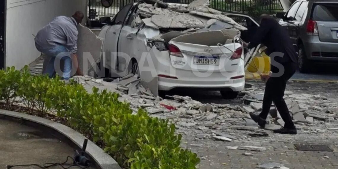 Estrutura de shopping cede e atinge carro no estacionamento em Poços