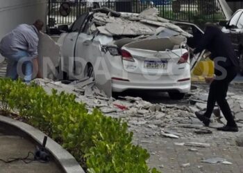 Estrutura de shopping cede e atinge carro no estacionamento em Poços
