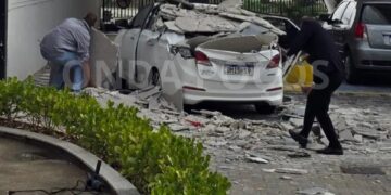 Estrutura de shopping cede e atinge carro no estacionamento em Poços