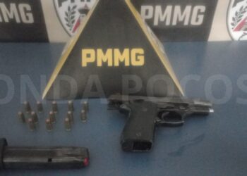 Homem é preso após tentar recuperar arma jogada em rio durante discussão