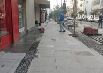 Obra das calçadas de Poços chega a quase três anos de atraso e aumento de R$ 1,3 milhão