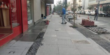 Obra das calçadas de Poços chega a quase três anos de atraso e aumento de R$ 1,3 milhão