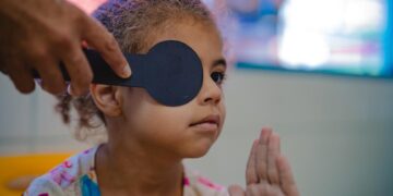 Parceria vai oferecer exames de visão e óculos gratuitos a 210 crianças em Poços de Caldas
