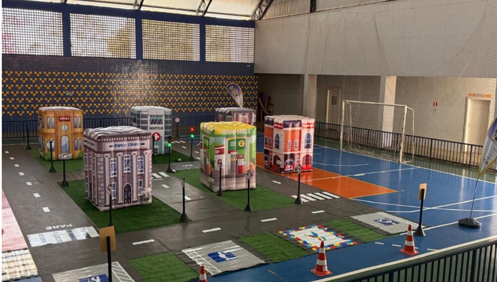 Poços recebe ação de educação para o trânsito com espetáculo teatral e minipista