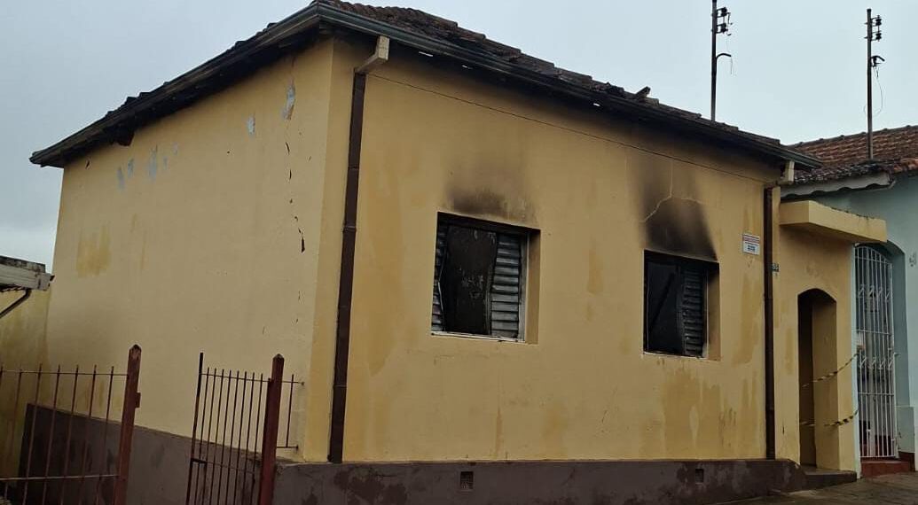 Casa é incendiada pelo proprietário no Centro de Caldas