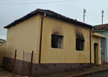 Casa é incendiada pelo proprietário no Centro de Caldas