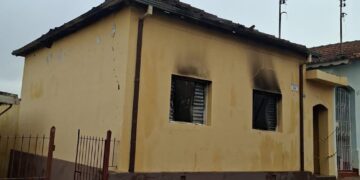 Casa é atingida por incêndio no Centro de Caldas