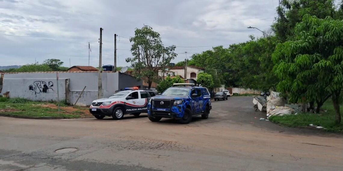 Homem tenta correr para casa, mas é preso com crack