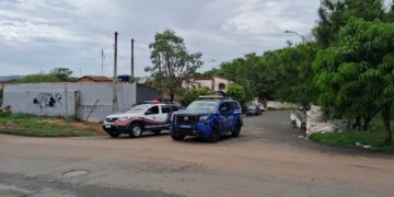 Homem tenta correr para casa, mas é preso com crack
