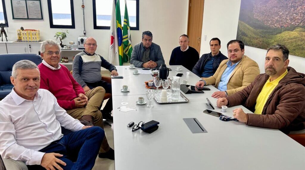 Prefeitura de Poços se reúne com supermercados após crise no vale-alimentação