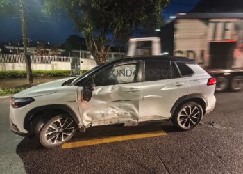Acidente entre carro e motocicleta deixa motociclista ferido em Poços de Caldas